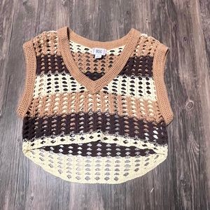 URAN OUTFITTERS SWEATER